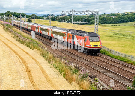 LNER treno ad alta velocità ancora in Vergine di colori a Park Farm vicino a Linlithgow West Lothian Scotland Regno Unito viaggiando da Inverness a Londra via Edinburgh Foto Stock