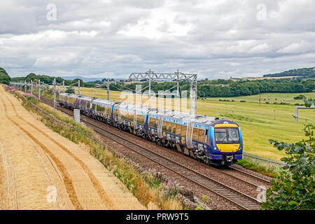 Classe Scotrail 170 DMU al Park Farm vicino a Linlithgow West Lothian Scotland Regno Unito viaggiando da Glasgow a Edimburgo Foto Stock