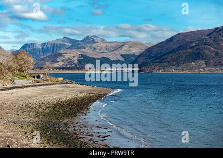 Vista verso Glencoe montagne da North Shore di Loch Leven a Onich Highland West Highlands della Scozia UK Foto Stock