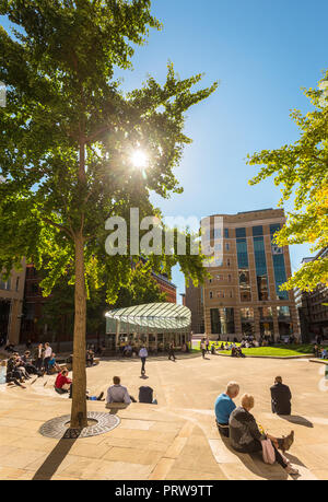 La piazza centrale, luogo Danielle, con persone rilassante nella tarda estate del sole e il calore, Birmingham REGNO UNITO Foto Stock