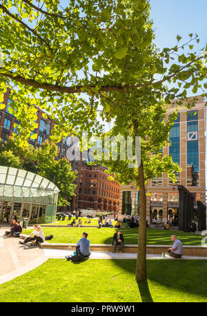 La piazza centrale, luogo Danielle, con persone rilassante nella tarda estate del sole e il calore, Birmingham REGNO UNITO Foto Stock