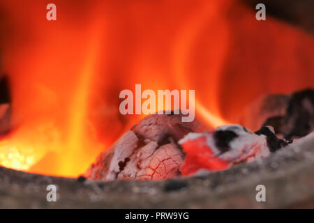Background e texture di carboni ardenti nel fuoco Foto Stock