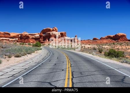 Arches National Park nello Utah, Stati Uniti d'America. Famosi archi Scenic Drive road. Foto Stock