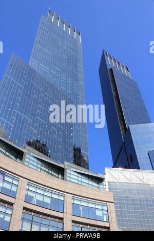 NEW YORK, Stati Uniti d'America - luglio 6, 2013: Architettura vista di Columbus Circle a New York. Columbus Circle con il famoso Time Warner Center grattacieli completato i Foto Stock