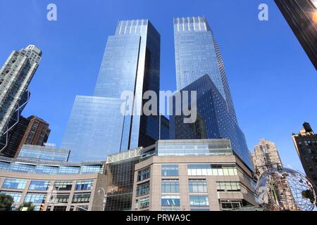 NEW YORK, Stati Uniti d'America - luglio 6, 2013: Architettura vista di Columbus Circle a New York. Columbus Circle con il famoso Time Warner Center grattacieli completato i Foto Stock