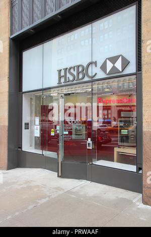 NEW YORK, Stati Uniti d'America - 3 Luglio 2013: HSBC Bank ramo su in New York. HSBC è uno dei più grandi gruppi bancari, detiene beni di $2,69 trilioni di tutto il mondo (2012). Foto Stock