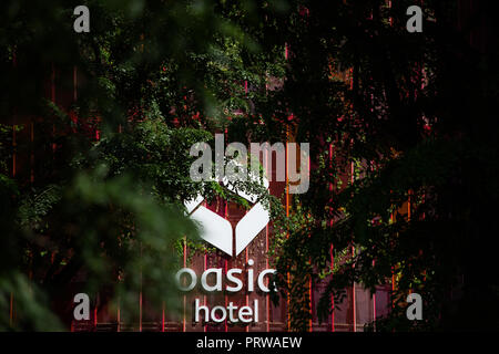 Oasia Hotel Downtown drappo con lussureggianti e verdi, Singapore Foto Stock