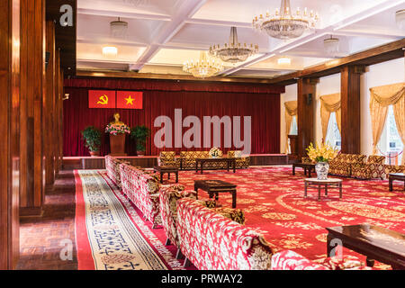 Sala conferenze all'interno del palazzo di indipendenza, noto anche come Palazzo della Riunificazione in Ho Chi Minh city. È stato il sito della fine della guerra del Vietnam Foto Stock