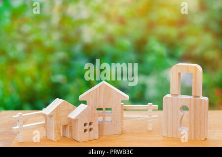 Case di legno con una serratura di sicurezza in città / regione. Confisca di beni per debiti. Sicurezza e sistema di allarme. Acquisto di una nuova casa. risparmio di denaro Foto Stock