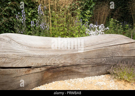 Caduto oak panca in legno area salotto, sentiero di ghiaia, piantagione di erbe, fiori, Designer: Andy storione, RHS guardare questo spazio giardino, Hampton Court F Foto Stock