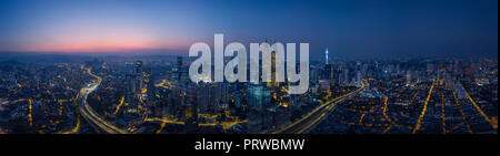 Panorama vista aerea nel centro di Kuala Lumpur cityscape skyline .Scena Notturna prima del sorgere del sole , della Malaysia . Foto Stock