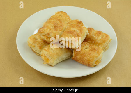 Pila di mini colazione apple fatturati sulla piastra bianca sul tavolo Foto Stock