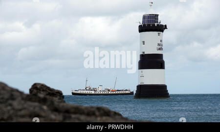 Liverpool basato imbarcazione da diporto " Balmoral' passa Trwyn Du Faro e punto di Penmon, sul Menai Straits, Anglesey. Immagine scattata in luglio 2016. Foto Stock