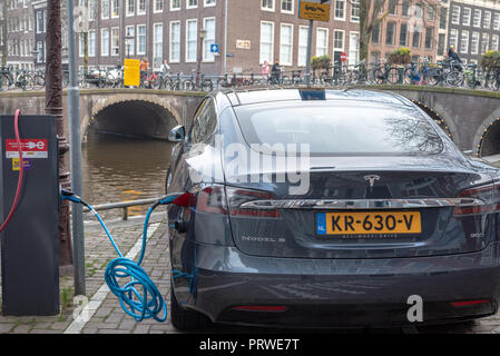 La ricarica di Tesla nel quartiere dei canali di Amsterdam Foto Stock