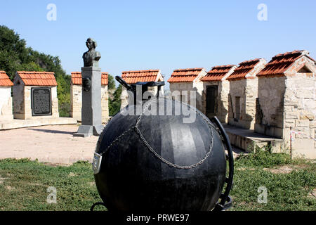 Palla di cannone presso la fortezza di centinatura in Moldova - il collegamento è che il Barone von Munchausen ha affermato di aver volato oltre la fortezza durante una battaglia Foto Stock