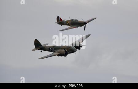 Hawker Hurricane XII "Z5140" (G-HURI) battenti con Hawker Hurricane Mk.I P2902 (G-ROBT) nella battaglia di airshow di Gran Bretagna il 23 settembre 2018 Foto Stock