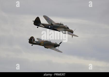 Bristol Blenheim Mk.I (G-BPIV) battenti con Hawker Hurricane XII "Z5140" (G-HURI) nella Battaglia di Bretagna Duxford su airshow il 23 settembre 2018 Foto Stock