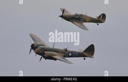 Bristol Blenheim Mk.I (G-BPIV) battenti con Hawker Hurricane XII "Z5140" (G-HURI) nella Battaglia di Bretagna Duxford su airshow il 23 settembre 2018 Foto Stock