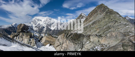 Vista del Monte Moro mountain dal Monte Moro passano vicino a Macugnaga Monte Rosa massiccio a sfondo, Italia. Panorama Foto Stock