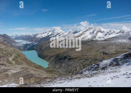 Vista Stausee lago vicino a Saas Fee nel sud delle Alpi Svizzere dal Monte Moro pass, Italia Foto Stock