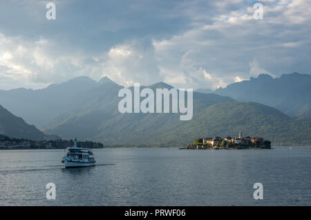 Stresa,Lago Maggiore,Italy-September 4,2018 : Isola dei Pescatori e in Traghetto lago Maggiore, escluso il golfo Borromeo, Stresa Piemonte Italia, Europa. Foto Stock