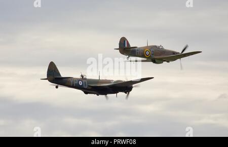 Bristol Blenheim Mk.I (G-BPIV) battenti con Hawker Hurricane XII "Z5140" (G-HURI) nella Battaglia di Bretagna Duxford su airshow il 23 settembre 2018 Foto Stock