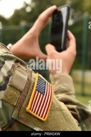 Soldato americano fare una foto sul suo smartphone Foto Stock