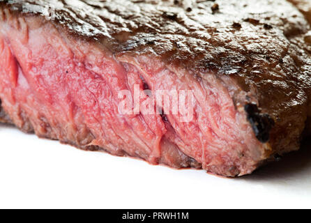 Posteriore a fette arrosto rib-eye steak isolati su sfondo bianco Foto Stock