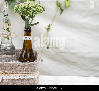 Decorazioni per matrimoni con bottiglie e fiori ,il concetto della celebrazione e matrimoni Foto Stock