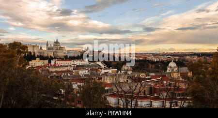 Vista panoramica della storica cattedrale di Almudena e il Palazzo Reale (Palacio Real) in Spagna a Madrid, l'Europa. Orizzonte europeo. Foto Stock