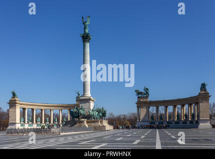 Parco di Budapest con un monumento di eroi Foto Stock