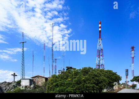 Set di relè di telecomunicazioni antenne installate ad una altitudine di 926 metri in Mrofa montagna cresta, vicino al villaggio storico di Castelo Rodr Foto Stock