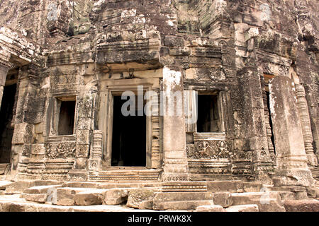 Edificio della antica Angkor Thom tempio Bayon in Area di Angkor, vicino a Siem Reap, Cambogia, in Asia. Monastero Buddista del XII secolo. Foto Stock