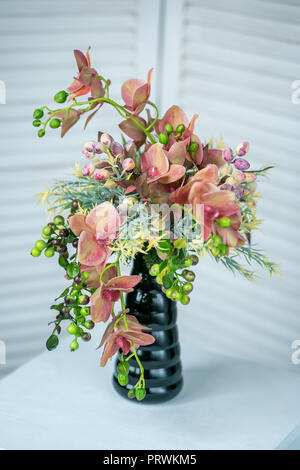 Ancora in vita con bouquet di fiori d'estate nel cestello Foto Stock