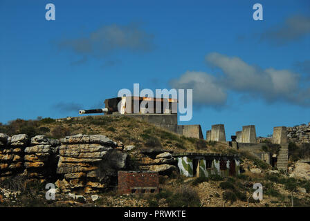 Il 9,2 poll Redhill pistola della II Guerra Mondiale Scala batteria, in cima a una montagna su Simon's Town, Sud Africa. Foto Stock