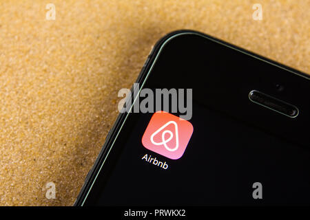 Mosca, Russia - 24 Luglio 2018: applicazione Airbnb icona sulla schermata dello smartphone. Smartphone giace sulla sabbia. Solo uso editoriale. Foto Stock