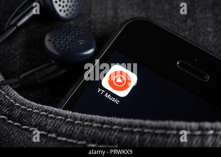 Mosca, Russia - 25 Luglio 2018: YouTube applicazione musica icona sulla schermata dello smartphone. Lo smartphone si trova nella tasca anteriore dei jeans neri. U editoriale Foto Stock