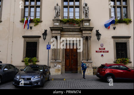 Cracovia in Polonia. 4 Ott 2018. Una donna è visto uscire Cracovia il sindaco di ufficio. Il 21 ottobre 2018 il polacco cittadini voteranno per migliaia di consiglieri e sindaci locali in ambito regionale, county e parrocchia elezioni. Credito: Omar Marques/SOPA Immagini/ZUMA filo/Alamy Live News Foto Stock