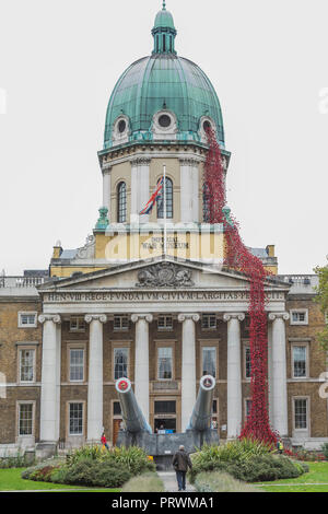 Londra, Regno Unito. 4 Ott 2018. Finestra di pianto per artista Paolo Cummins e designer Tom Piper a IWM Londra. Questa è la presentazione finale come parte di 14-18 ADESSO UK-wide tour di papaveri e la scultura sarà sul sito fino al 18 novembre 2018. È la prima volta che ha restituito al capitale in quanto essa era parte del " sangue spazzata di terre e mari di rosso' presso la Torre di Londra nel 2014, e rappresenta il culmine dei papaveri tour. Credito: Guy Bell/Alamy Live News Foto Stock