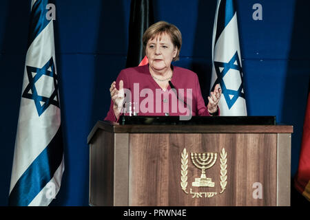 Gerusalemme, Israele. 4 Ottobre, 2018. Il cancelliere Angela Merkel della Repubblica federale di Germania e il Primo ministro israeliano Netanyahu fornire dichiarazioni in una conferenza stampa congiunta in vista di un incontro tra i due governi a Gerusalemme il re David Hotel. Merkel è su una 24 Ore di visita in Israele con una delegazione di ministri. Foto Stock