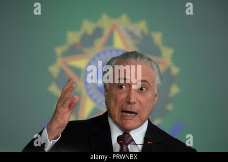 Brasilia, Brasile. 4 Ott 2018. DF - Brasilia - 04/10/2018 - Annuncio di investimento cerimonia per la nuova scuola media - Michel Temer, presidente della repubblica, giovedì 4 ottobre, durante l'annuncio di investimento cerimonia per la nuova scuola media e la valutazione di impatto del medio globale del programma scolastico tenutosi presso il Palazzo di Planalto. Foto: Mateus Bonomi / AGIF Credito: AGIF/Alamy Live News Foto Stock