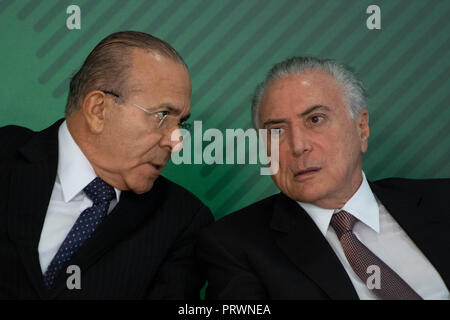 Brasilia, Brasile. 4 Ott 2018. DF - Brasilia - 04/10/2018 - Annuncio di investimento cerimonia per la nuova scuola media - Michel Temer, presidente della repubblica, accompagnato da Eliseu Padilha, ministro della Casa Civil, giovedì 4 ottobre, durante la cerimonia di annuncio di investimenti per la nuova scuola media e la valutazione di impatto del medio globale del programma scolastico tenutosi presso il Palazzo di Planalto. Foto: Mateus Bonomi / AGIF Credito: AGIF/Alamy Live News Foto Stock