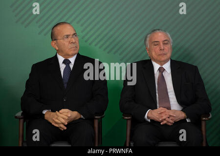 Brasilia, Brasile. 4 Ott 2018. DF - Brasilia - 04/10/2018 - Annuncio di investimento cerimonia per la nuova scuola media - Michel Temer, presidente della repubblica, accompagnato da Eliseu Padilha, ministro della Casa Civil, giovedì 4 ottobre, durante la cerimonia di annuncio di investimenti per la nuova scuola media e la valutazione di impatto del medio globale del programma scolastico tenutosi presso il Palazzo di Planalto. Foto: Mateus Bonomi / AGIF Credito: AGIF/Alamy Live News Foto Stock