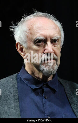 Londra, Regno Unito. 4 Ott 2018. Jonathan Pryce, l'altezza della tempesta - Photocall, Wyndham's Theatre, Londra, UK, 04 ottobre 2018, Foto di Richard Goldschmidt Credito: ricca di oro/Alamy Live News Foto Stock