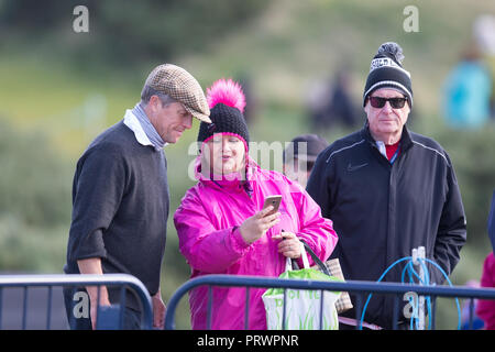 Kingsbarns Golf Links, Kingsbarns, UK. 4 Ott 2018. Alfred Dunhill Links Championship, primo round; attore Hugh Grant pone per un selfie con un ventilatore durante il primo round di Dunhill Links campionato a Kingsbarns golf links, Fife Credito: Azione Sport Plus/Alamy Live News Foto Stock