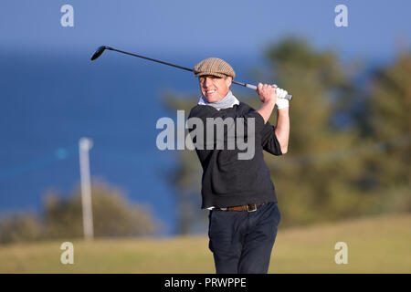 Kingsbarns Golf Links, Kingsbarns, UK. 4 Ott 2018. Alfred Dunhill Links Championship, primo round; attore Hugh Grant gioca il suo colpo da fairway sul nono foro durante il primo round di Dunhill Links campionato a Kingsbarns golf links, Fife Credito: Azione Sport Plus/Alamy Live News Foto Stock