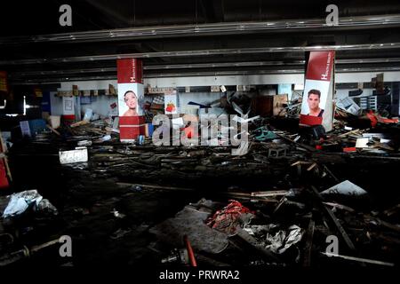 Palu, Indonesia. 4 Ott 2018. I detriti di un centro commerciale per lo shopping distrutta da un terremoto sono visti a Palu, Indonesia il 4 ottobre, 2018. Il tributo di morte pagato di più i terremoti e lo tsunami in Indonesia Sulawesi centrale provincia era salito a 1,424 mentre la ricerca e l'operazione di soccorso è stata ostacolata da scarso accesso alle zone più colpite, un funzionario ha detto giovedì. Credito: Agung Kuncahya B./Xinhua/Alamy Live News Foto Stock