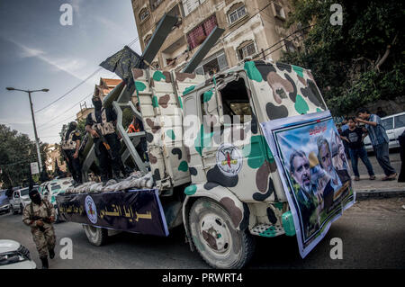 La città di Gaza, Palestina. 4 Ott 2018. Ufficiali militari sono visibili sulla parte superiore del carrello tenendo armi durante il mese di marzo.I membri del palestinese Brigate Al-Quds, l ala militare della Jihad islamica gruppo di marzo nella città di Gaza con le loro armi per mostrare la fedeltà per l iraniana-backed movimento palestinese recentemente eletto leader Ziad al-Nakhalah. Credito: Mahmoud Issa/SOPA Immagini/ZUMA filo/Alamy Live News Foto Stock