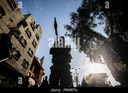 La città di Gaza, Palestina. 4 Ott 2018. Un ufficiale militare visto tenendo un arma durante il mese di marzo.I membri del palestinese Brigate Al-Quds, l ala militare della Jihad islamica gruppo di marzo nella città di Gaza con le loro armi per mostrare la fedeltà per l iraniana-backed movimento palestinese recentemente eletto leader Ziad al-Nakhalah. Credito: Mahmoud Issa/SOPA Immagini/ZUMA filo/Alamy Live News Foto Stock