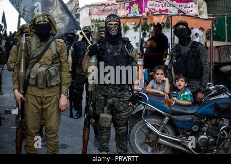 La città di Gaza, Palestina. 4 Ott 2018. Ufficiali militari sono visto in piedi tenendo arma durante il mese di marzo.I membri del palestinese Brigate Al-Quds, l ala militare della Jihad islamica gruppo di marzo nella città di Gaza con le loro armi per mostrare la fedeltà per l iraniana-backed movimento palestinese recentemente eletto leader Ziad al-Nakhalah. Credito: Mahmoud Issa/SOPA Immagini/ZUMA filo/Alamy Live News Foto Stock